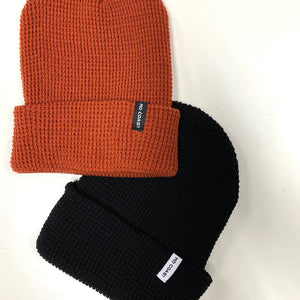 NO COAST COLLECTION WOVEN TAG WAFFLE BEANIE